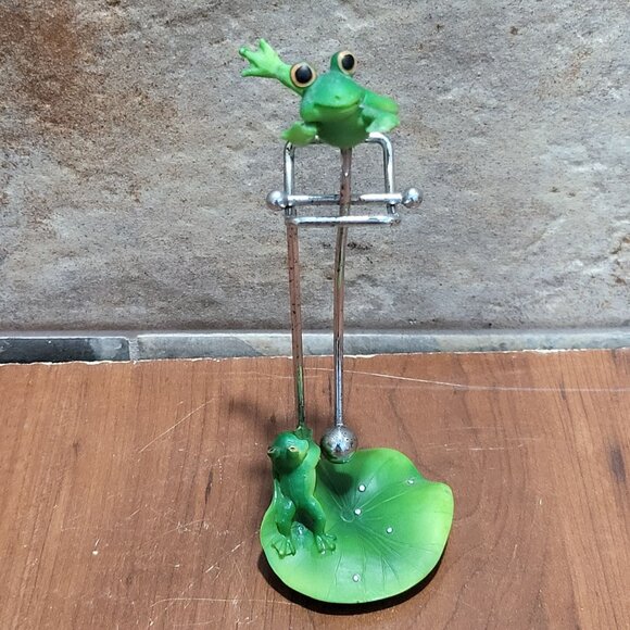 Stress Reliever Pendulum Swinging Frog On Lily Pad Resin - Picture 8 of 11